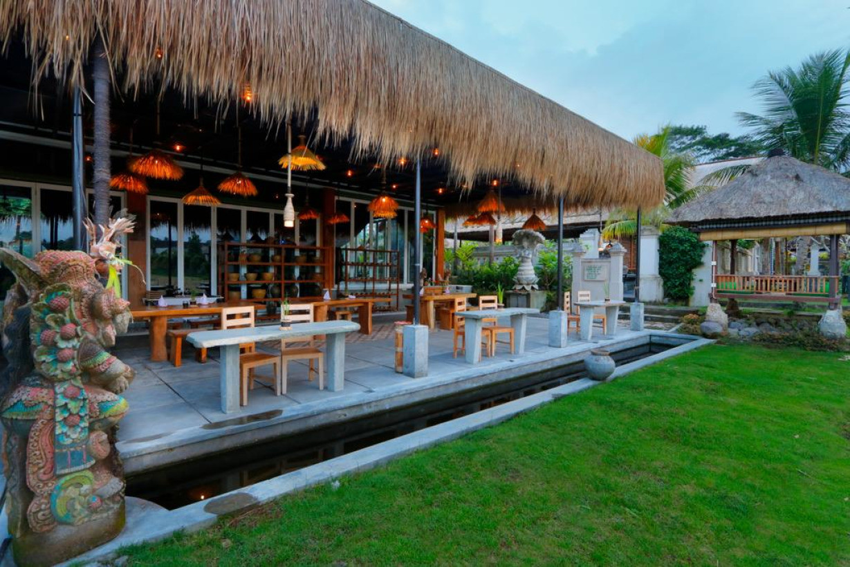 Лучшие рестораны убуда. Ресторан с видом на рисовые поля Убуд. Akar Restaurant Ubud. The traveler Ubud Restaurant. Kepitu at the Kayon Bali.