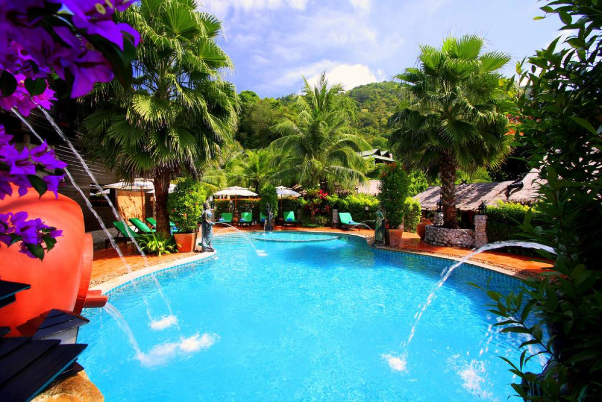 Phuket kata resort отзывы. Fortuna Phuket 3. Пхукет Таиланд коттеджи. Новый год Карон Бич. Baan Kamala Fantasia Hotel.