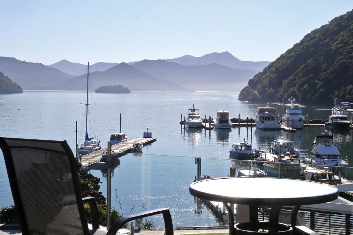 Bay vista. Пиктон картинки. Bella Vista Waterfront Langkawi.