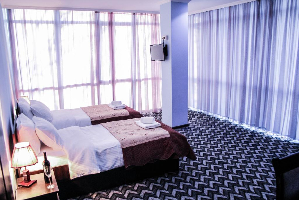 Royal georgia 3. Отель Джорджия Тбилиси. David Guramishvili Avenue 15 Tbilisi Aura Hotel. Hotel Royal Inn 5* (Tbilisi). Отели Дидубе в Тбилиси.