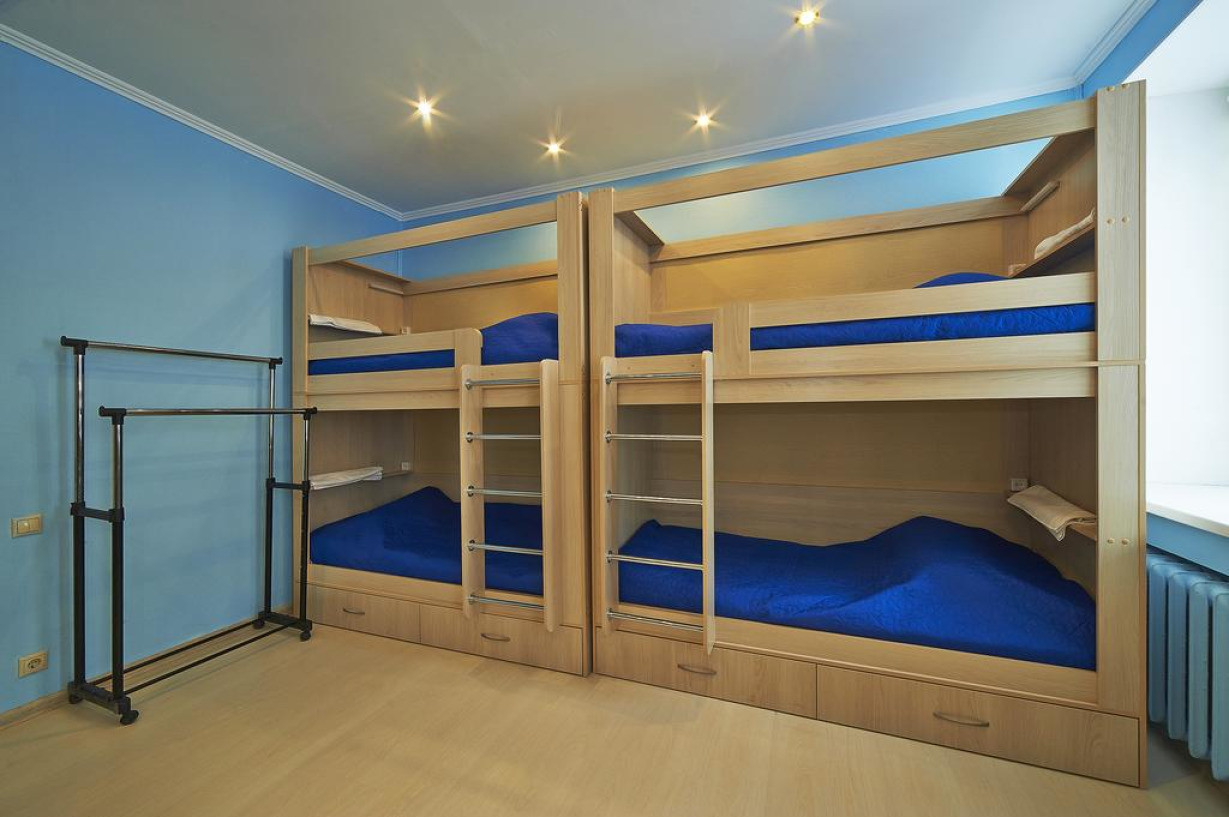Место на четверых. Двухъярусная кровать Атлантис-3. Двухъярусная четырехместная кровать. Четырехместная кровать для детей. Кровать для троих детей.