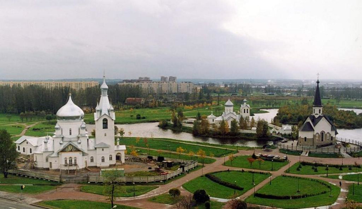 Храмы на средней рогатке. Церковь в Пулковском парке. Церковь преподобного Сергия Радонежского Пулковский парк. Церковь Георгия Победоносца на Московском шоссе СПБ. Парк средняя рогатка СПБ.