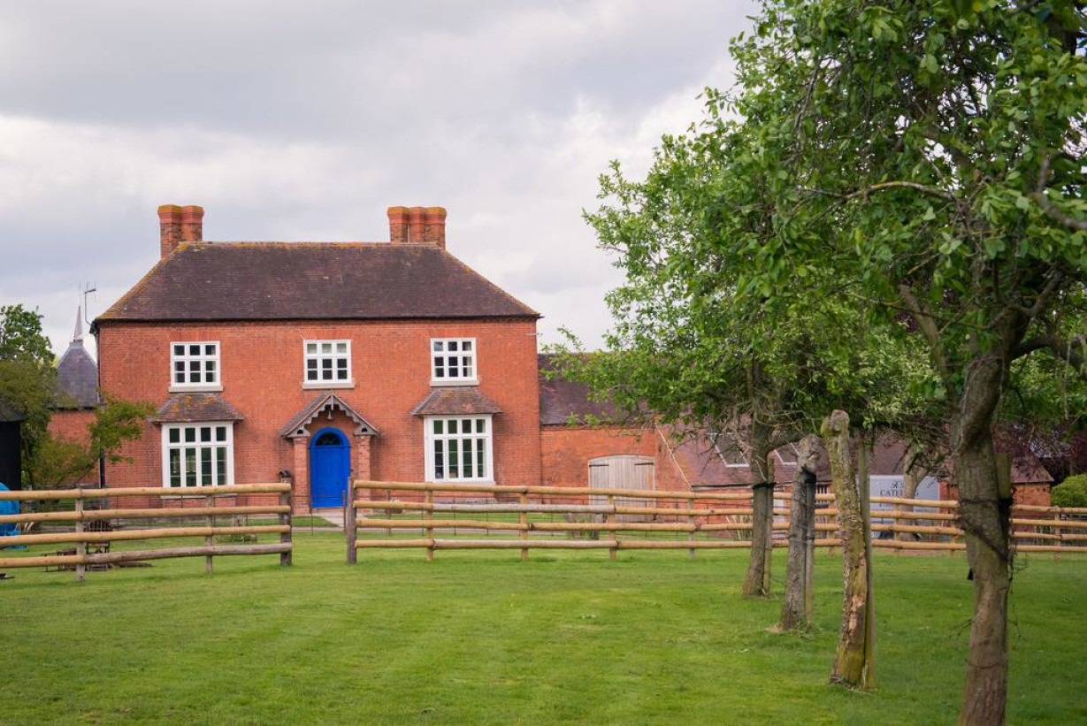 Farms in england. Англия городок Уэстон графство Херефордшир. Bromyard Road ферма в Англии. Bishops House » в Шеффилде. РД Англии.