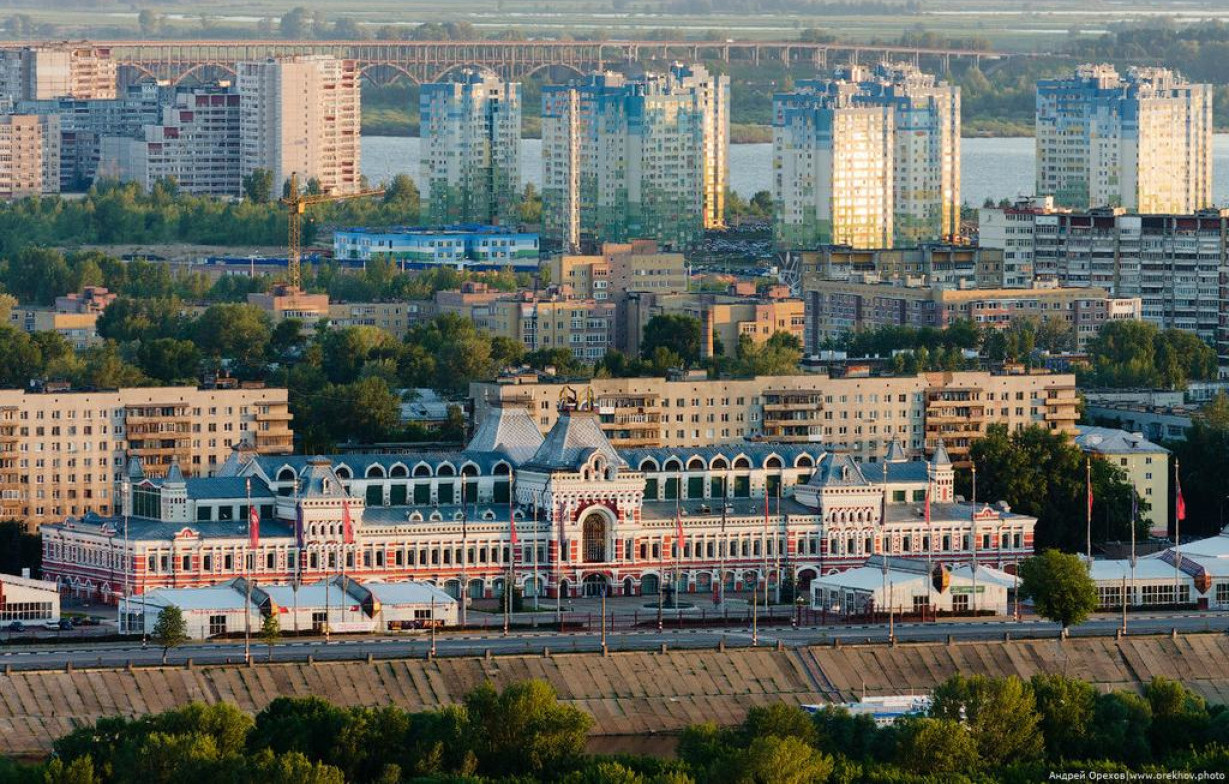 Стоящие дома в нижнем новгороде. Нижегородская ярмарка Нижний Новгород. Здание Нижегородской ярмарки. Нижегородская ярмарка сверху. Вид на ярмарку Нижний Новгород.