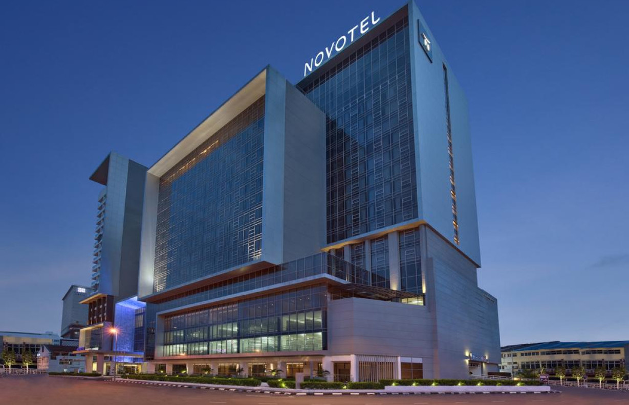 Новотель бишкек. Novotel Кыргызстан. Новотель Бишкек Сити центр. Отель а Бишкеке Novotel. Гостиница Новотель Бишкек.