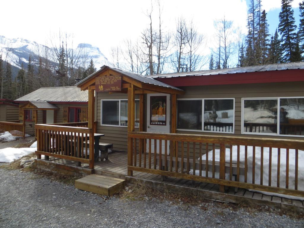 Отель Moraine Lake Lodge