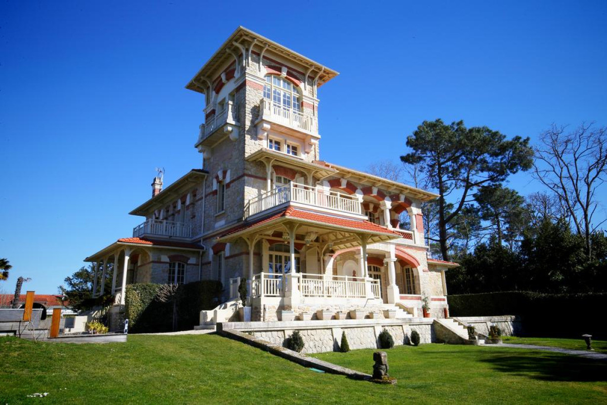 De la villa. Вилла в бордо. Arcachon - Villa Carmen. Лантон. Villas d Arcachon moderne du bassin.