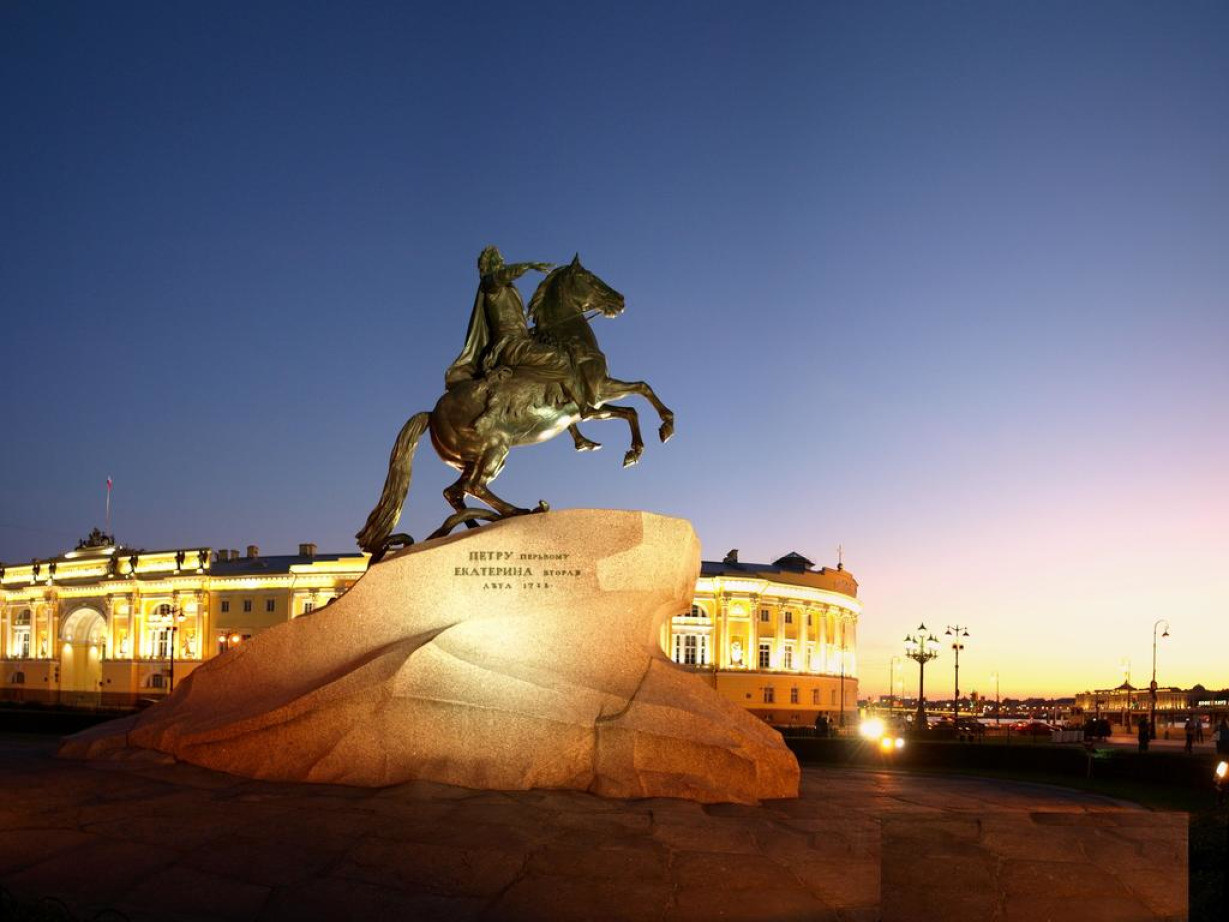 Памятник Петру 1 в Санкт-Петербурге на Неве