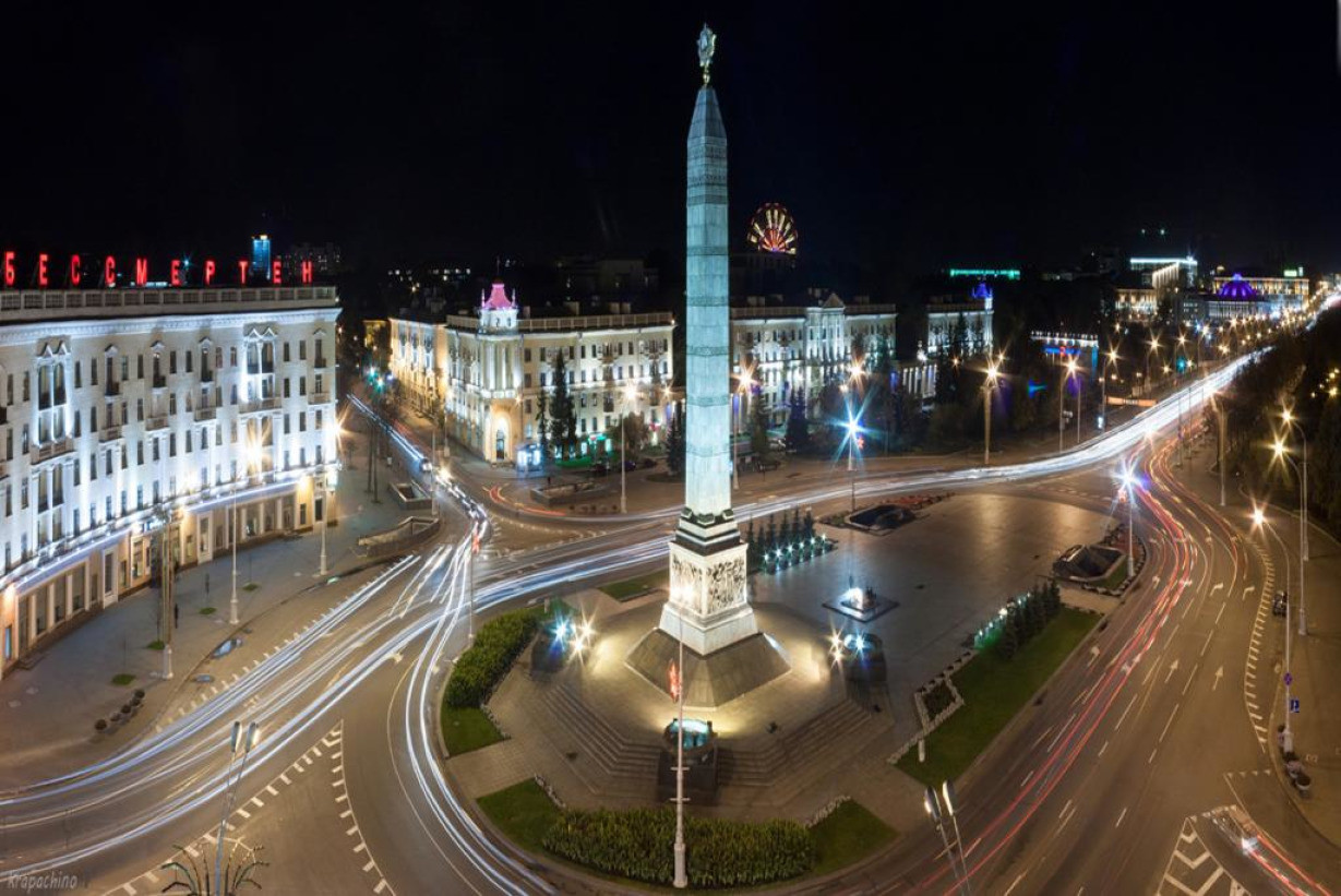Площадь Победы Минск ночью