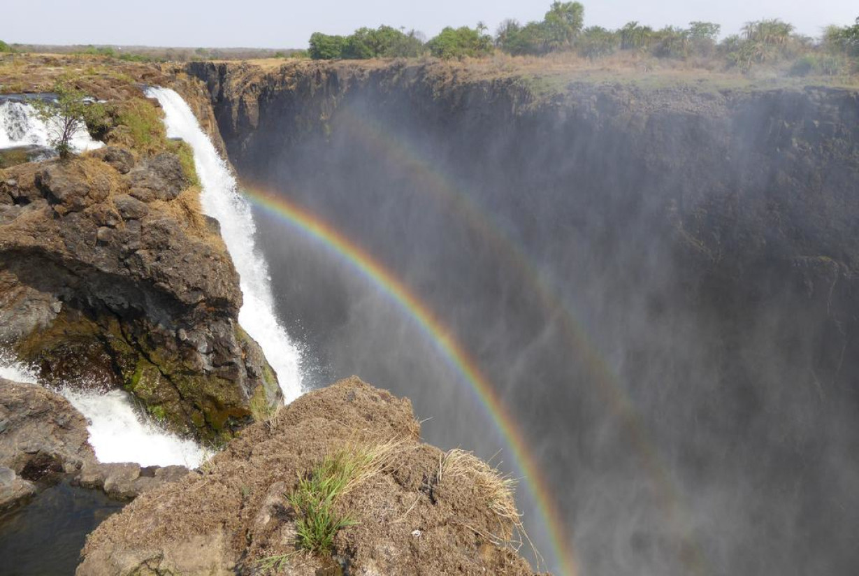 Город замбии 6 букв. Авани водопад Виктория. Ливингстон (Замбия). Широта водопада Ливингстона. Остров Ливингстона.