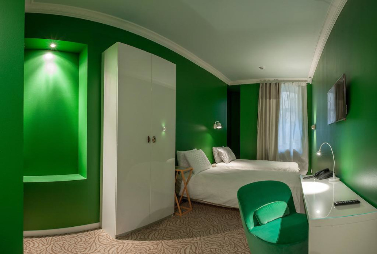 В первом номере зеленый. Шелфорд гостиница Санкт-Петербург. Отели в Питере зелёный. Отель t-Hotel. Отель внутри номер.