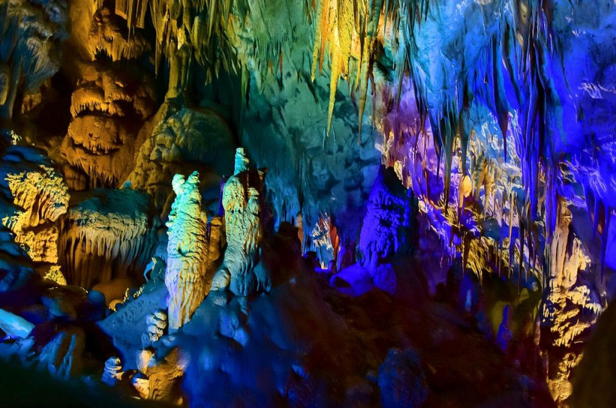 Пещера прометея грузия. Цхалтубо пещера Прометея. Кутаиси пещера Прометея. Цхалтубо Грузия пещера Прометея.