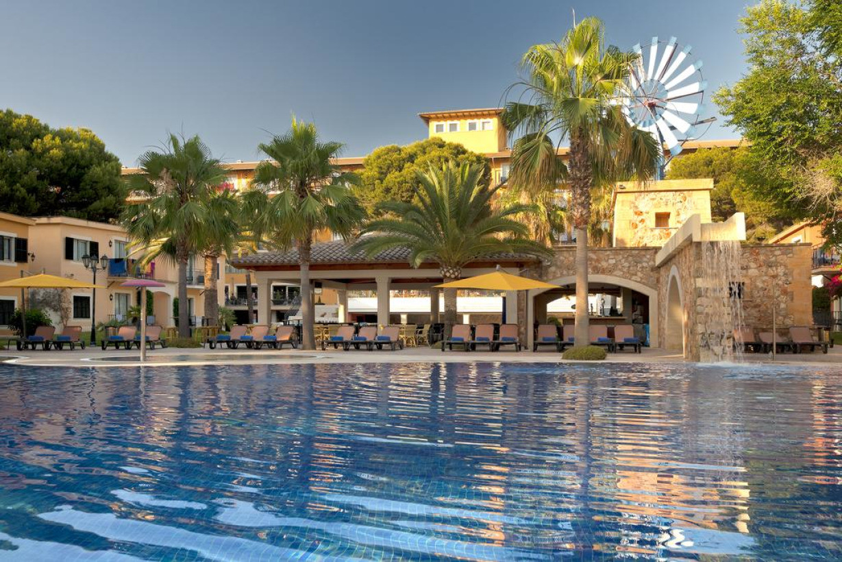 Palma 4 отзывы. Майорка Плайя Пальма. Пальма де Майорка отели. Отели Palma de Mallorca Resort. Испания отель с пальмами.