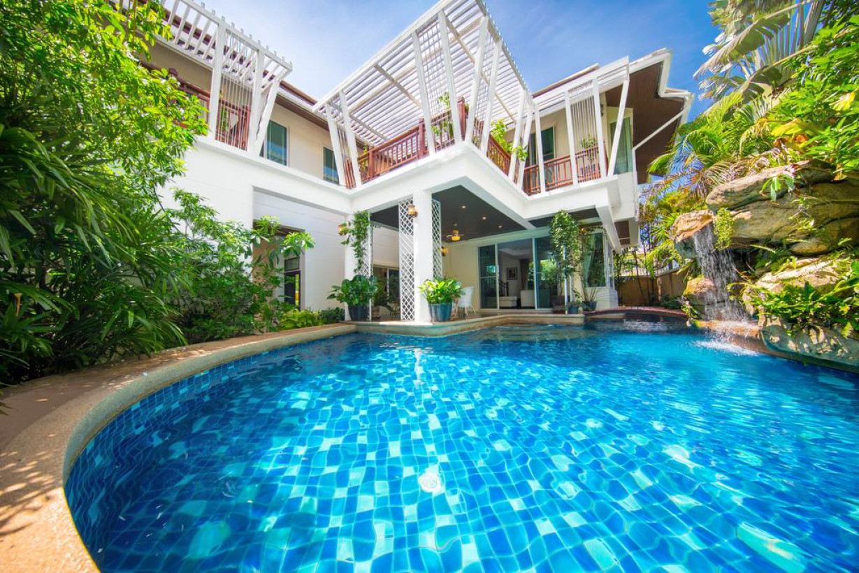 Palm beach pattaya. Вилла Паттайя. Колибри гостевой дом бассейн. Pattaya Villa. Pool Paradise.