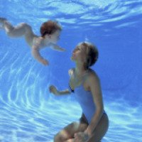 Как научить младенца плавать?