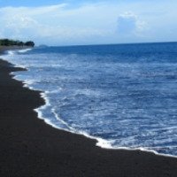 Пляж с черным песком Кусамба 