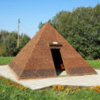 Янтарная пирамида в пос. Янтарный (Россия, Калининградская область)