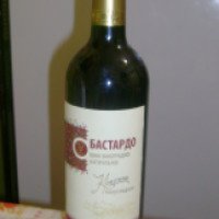 Вино красное полусладкое Минский завод игристых вин "Бастардо"