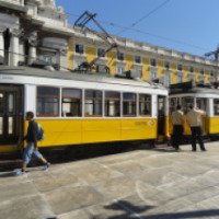 Желтый лиссабонский трамвай 