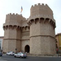 Городские ворота Torres de Serrano 