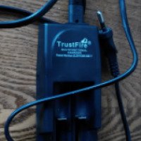 Универсальное зарядное устройство TrustFire