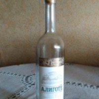 Вино белое сухое Дербентский завод игристых вин "Алиготе"