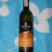 Вино столовое белое полусладкое Крымский винный завод "Мускат"