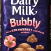 Шоколад молочный Cadbury Dairy Milk Bubbly with Strawberry flavoured bubbles
