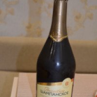 Российское шампанское полусладкое белое "Кубань-вино"