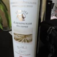 Вино столовое красное полусладкое Мукузанский винзавод "Алазанская долина"