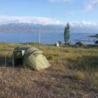 Палаточный лагерь или кемпинг на побережье озера Иссык-Куль (Киргизия, Каракол)
