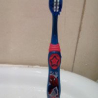 Детская зубная щетками Colgate Marvel на присоске 5+