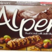 Батончик из мюсли на шоколадной основе Alpen с фруктами и орехами