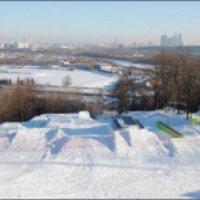 Склон для катания на сноуборде и горных лыжах у метро "Крылатское" (Россия, Москва)