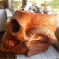 Керамическая пепельница Череп со змеей