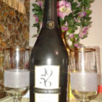 Российское шампанское белое полусладкое Кубань-Вино "Таманское"