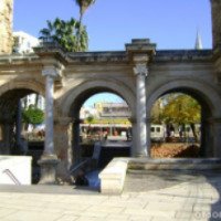 Древнеримские ворота Адриана в старой Анталье (Турция)
