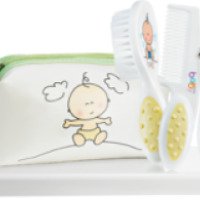 Детский набор аксессуаров в чехле Avon Baby (щетка, расческа, щипцы для ногтей)