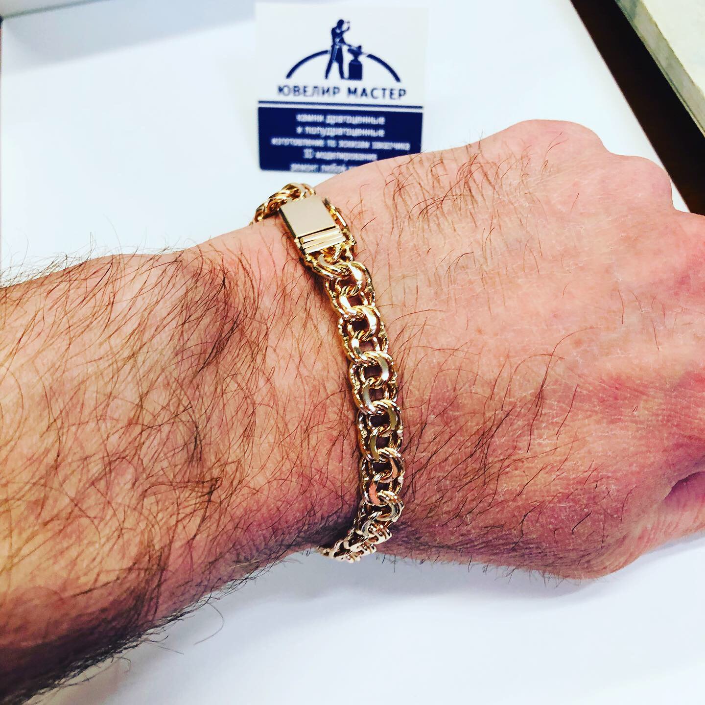Золотой браслет на руке мужчины