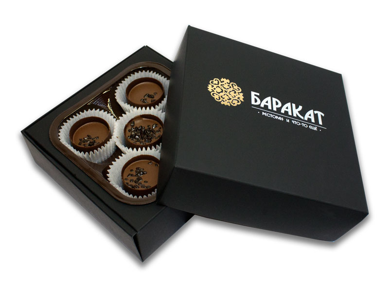 Шоко цена. Логотип шоколадных конфет. Коробка конфет с логотипом. Набор шоколадных конфет. Конфеты с логотипом компании.